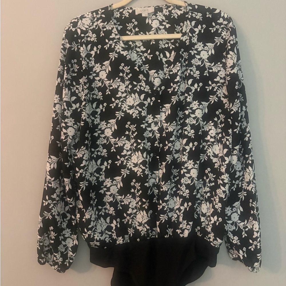 LOFT Monochrome Floral Button front Blouse Bodysuit